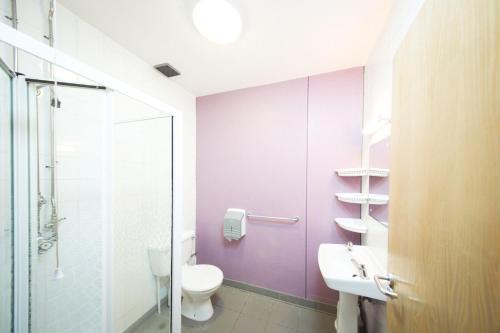 Bathroom sa White Park Bay Youth Hostel