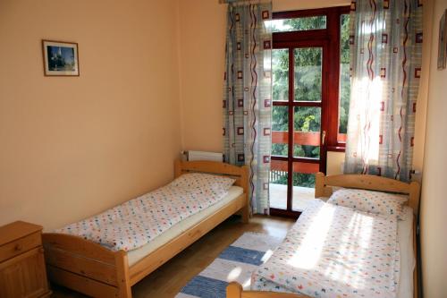 Ένα ή περισσότερα κρεβάτια σε δωμάτιο στο 5 Puttonyos Vendégház