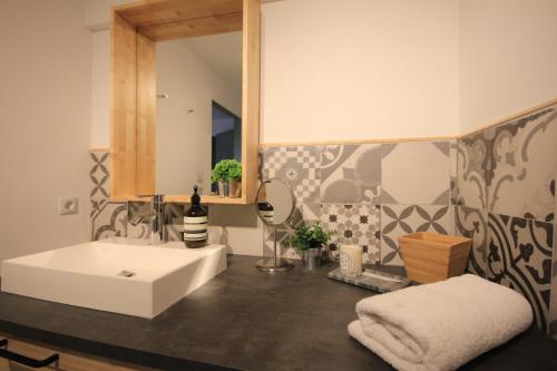 アヴィニョンにあるPicasso - Appartement Avignon centreのバスルーム(白い洗面台、鏡付)