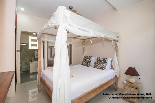 Кровать или кровати в номере Putra'Lebah Amed Guest House
