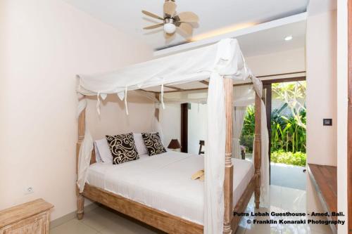 En eller flere senge i et værelse på Putra'Lebah Amed Guest House