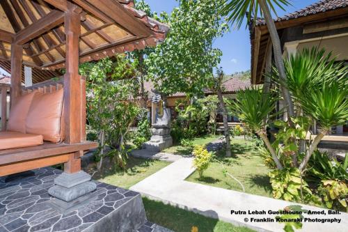 Сад в Putra'Lebah Amed Guest House