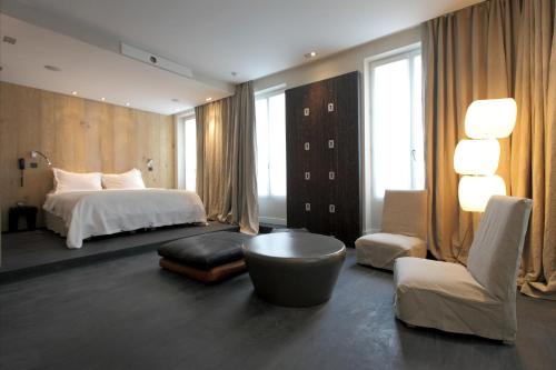 Postel nebo postele na pokoji v ubytování Hidden Hotel