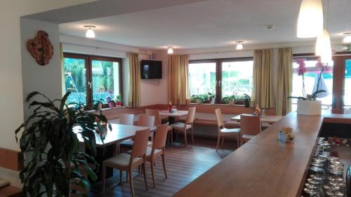 a restaurant with tables and chairs and a dining room at Reschnerhof in Resia
