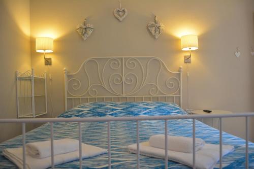 1 dormitorio con 1 cama con 2 almohadas en B&B La Casita en Chieti