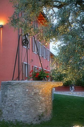 a bench under a tree in front of a building at La Zerla in Bardolino