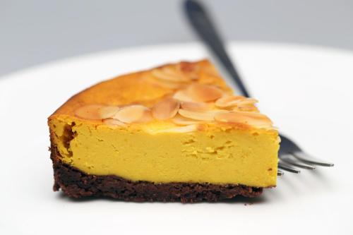 un trozo de pastel en un plato con un tenedor en 樹之間民宿 樟間 櫸間, en Dongshi