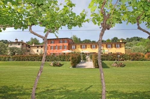 a house in the middle of a field with trees at La Zerla in Bardolino