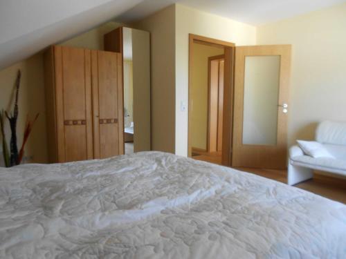 una camera con un grande letto bianco e un divano di Quartier 1 a Friburgo in Brisgovia
