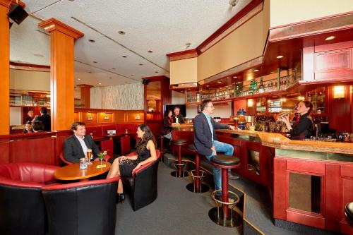 a group of people sitting at a bar at Hotel Ratswaage in Magdeburg