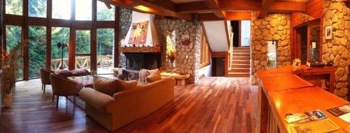 a living room with a couch and a fireplace at Aldea Bonita in Villa La Angostura