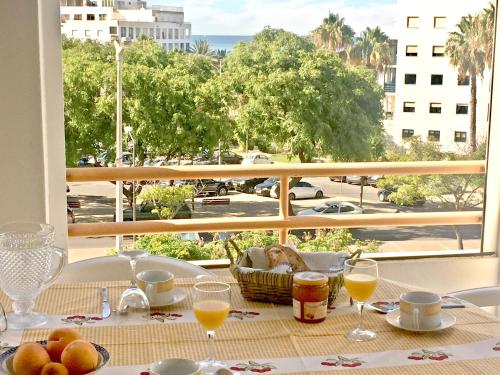 クアルテイラにあるVista Marの海の景色を望むバルコニー付きのテーブル