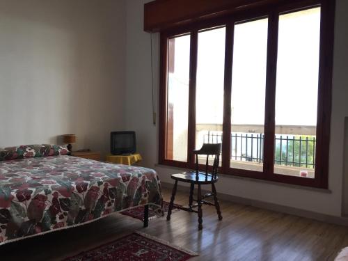 ジャルディーニ・ナクソスにあるVilla Maria 2のベッドルーム1室(ベッド1台付)が備わります。バルコニーの景色を望めます。