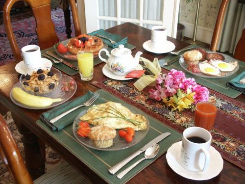 a table with plates of food and cups of coffee at A B&B at Llewellyn Lodge in Lexington