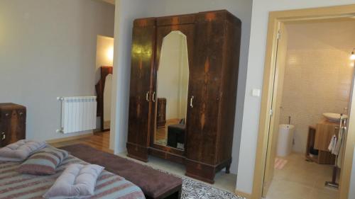 1 dormitorio con tocador de madera grande y espejo en Agroturismo Casal de Castro, en Avantos