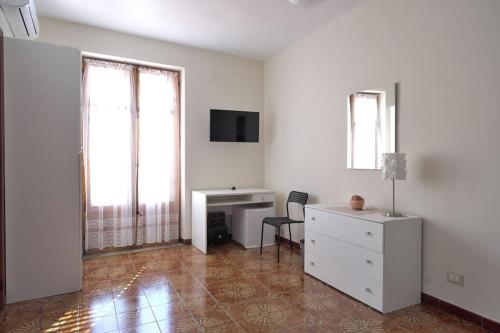Habitación blanca con escritorio y tocador en La Tana del Lupo, en San Giovanni Gemini