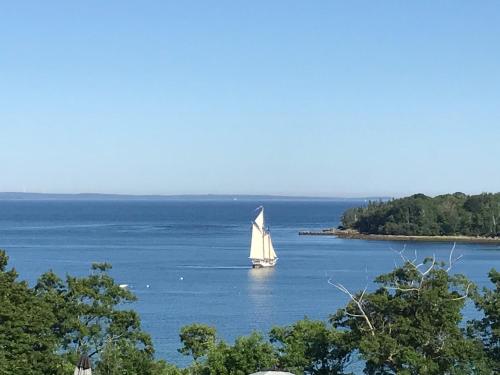 un velero en un gran cuerpo de agua en Ledges By the Bay, en Rockport