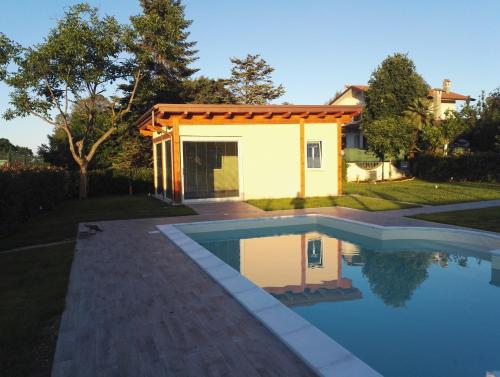 The swimming pool at or close to Villa leonia