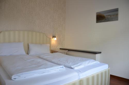 A bed or beds in a room at Hotel am Nordkreuz