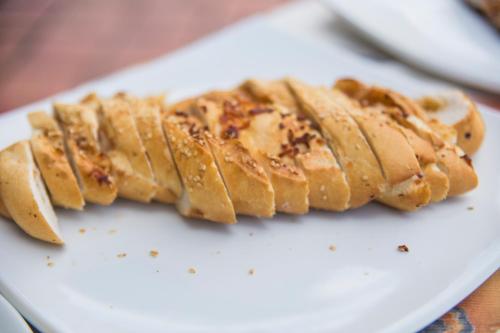 een close-up van een sandwich op een witte plaat bij Bomtempo Itaipava Hotel by Castelo Itaipava in Itaipava