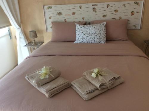 Un pat sau paturi într-o cameră la The Central Suites