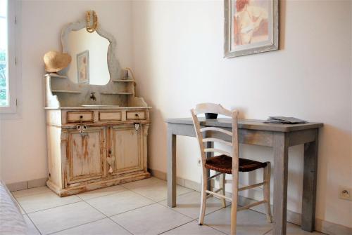 普羅旺斯艾克斯的住宿－Lousoan，一间带水槽的浴室和一张带椅子的木桌