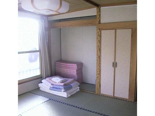 札幌市にあるサッポロイン NADAの二段ベッド2台と窓が備わる客室です。