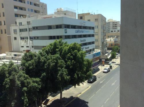 Blick auf eine Stadtstraße mit einem Gebäude in der Unterkunft The Central Suites in Nikosia