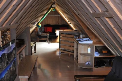 TV a/nebo společenská místnost v ubytování Skalny Domek u Dubiny