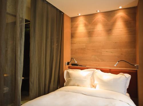 Postel nebo postele na pokoji v ubytování Hidden Hotel