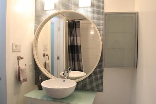 Ванная комната в Twelve Oaks By Marquee Vancouver