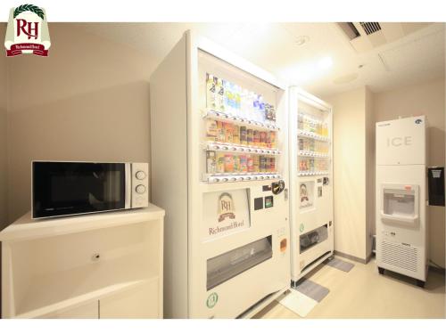 大阪的住宿－難波大國町里士滿酒店，厨房配有开放式冰箱和微波炉。