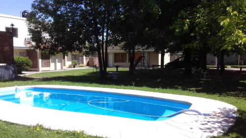 una pequeña piscina azul en un patio en La Quinta en Maipú