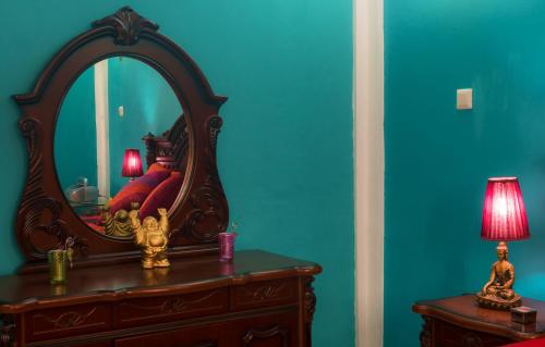 a mirror on top of a dresser in a room at Royal Palm Holiday Apartment in Méro