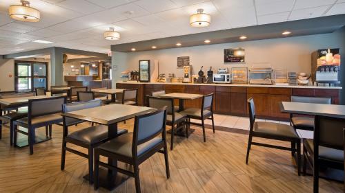 a restaurant with tables and chairs and a counter at Best Western Plus Coldwater Hotel in Coldwater