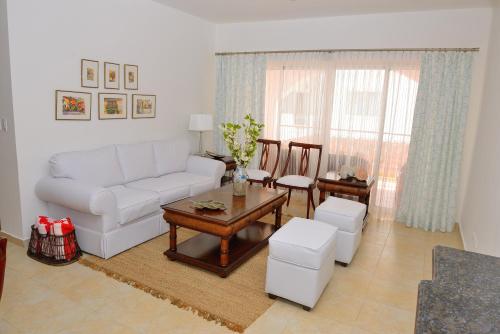 Ruang duduk di 2BR Beachfront W View 71