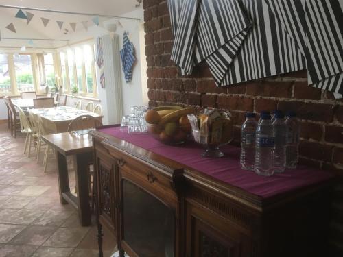 een tafel met een bos fruit erop bij The White Lady in Worstead