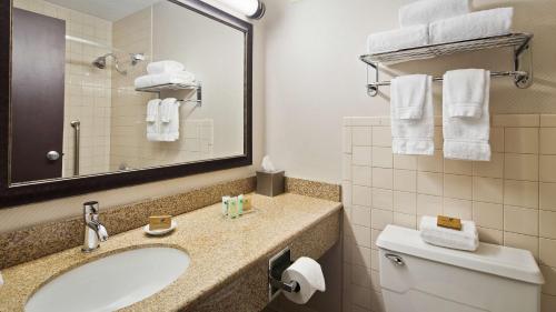 A bathroom at Best Western Plus Kingston Hotel and Conference Center