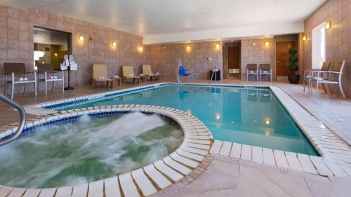 a large swimming pool in a hotel room at Quality Inn Perryton in Perryton