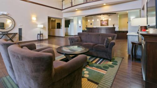 a living room with two couches and a table at Best Western Plus Port of Camas-Washougal Convention Center in Washougal