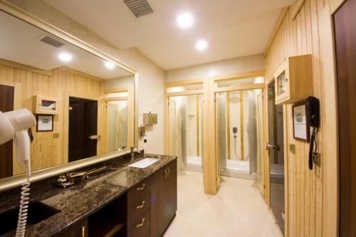 A bathroom at Aprilis Hotel - Special Category