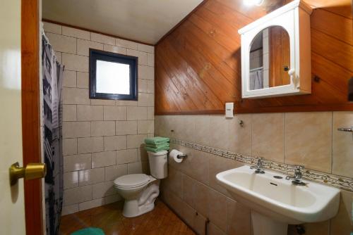 Ein Badezimmer in der Unterkunft Cabañas Neuquen