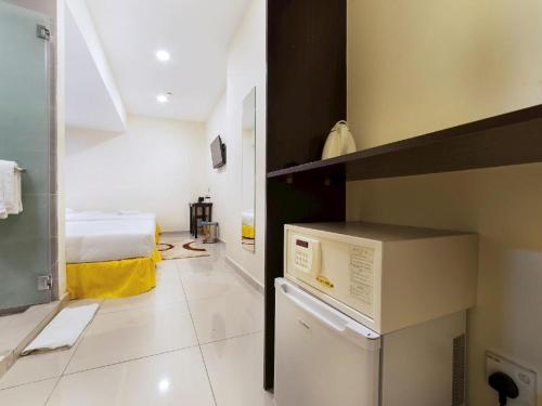 een keuken met een wasmachine en droger in de kamer bij One Avenue Hotel in Petaling Jaya