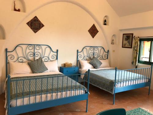 2 letti in una camera con arco di Wishingwell B&B a Donghe