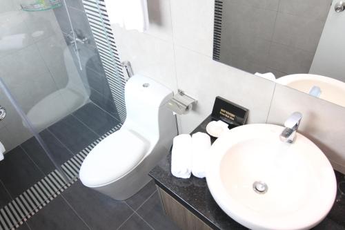 Ένα μπάνιο στο Nexus Business Suite Hotel