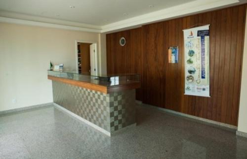 a lobby with a tile counter in a building at Pousada Barlavento in Iriri