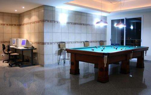 a pool table in the middle of a room at Pousada Barlavento in Iriri