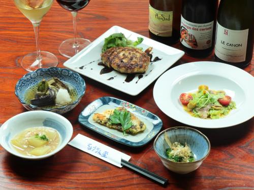 uma mesa com pratos de comida e copos de vinho em Chouchinya em Nozawa Onsen
