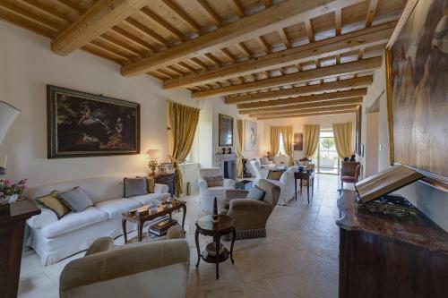 a living room with white couches and chairs at Relais Il Margarito in Montefano