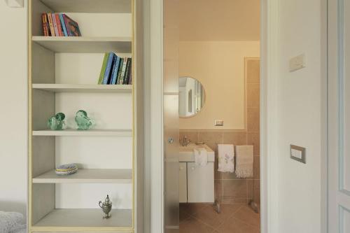 a room with a book shelf with books at Relais Il Margarito in Montefano